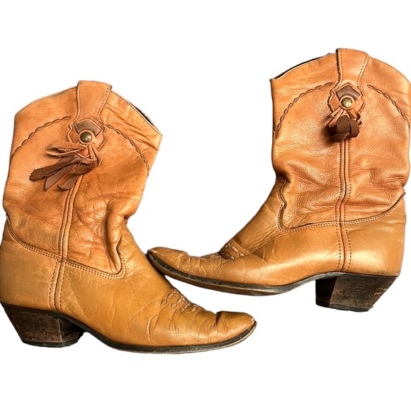 Laredo Shoes - ♥️Laredo cowboy boots Western style camel colored. Size 8 size rubbed off. SALE